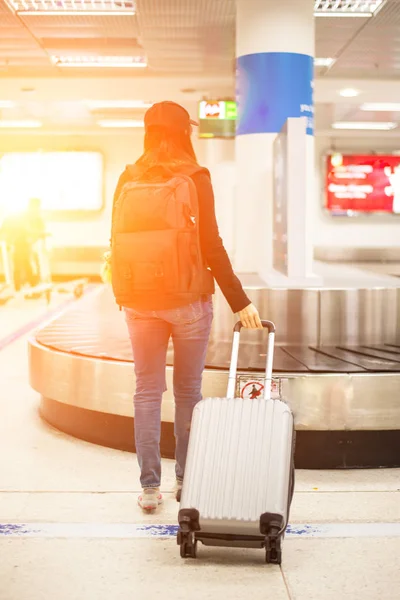 Bolso de espera para mujeres viajeras en el área de reclamo de equipaje mpty en el aeropuerto —  Fotos de Stock