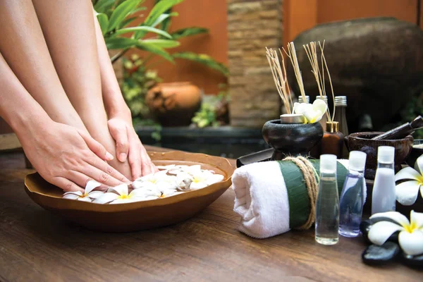 Tratamiento de spa y producto para pies femeninos y spa de manos, Tailandia. seleccionar y enfoque suave —  Fotos de Stock