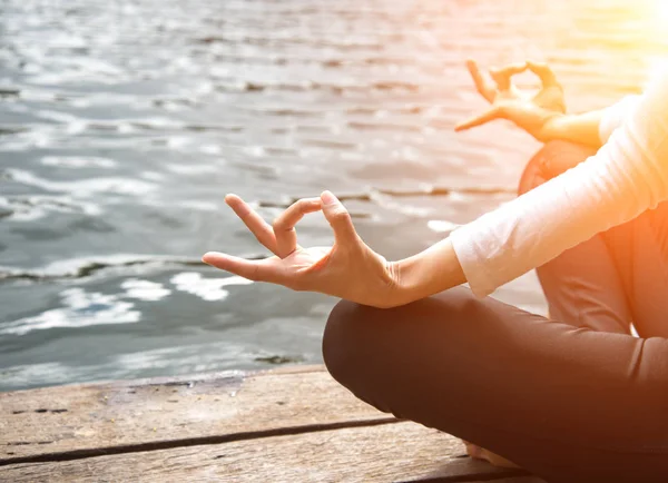 Ferme la main. Femme faire yoda en plein air. Femme faisant du yoga — Photo