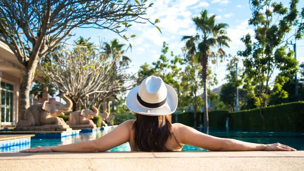 Mulher em resort spa de luxo perto da piscina — Fotografia de Stock