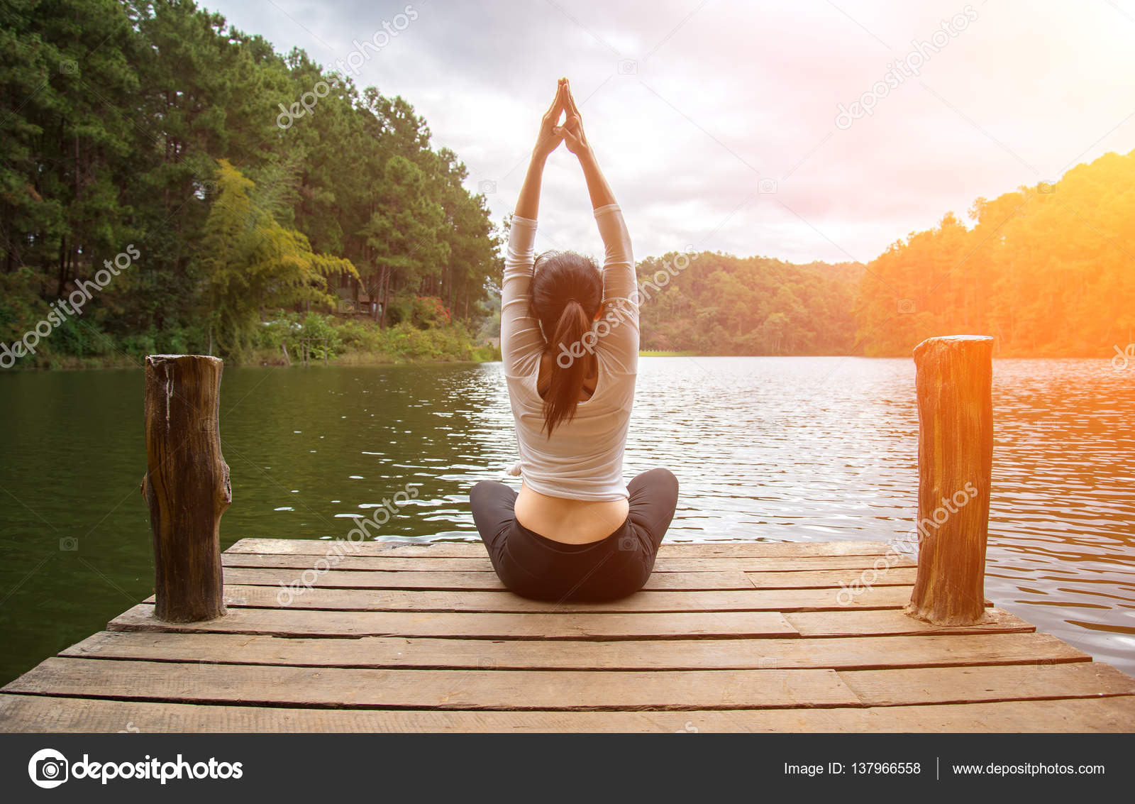 https://st3.depositphotos.com/6583218/13796/i/1600/depositphotos_137966558-stock-photo-woman-do-yoga-outdoor-woman.jpg