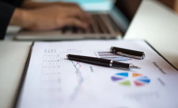 Geschäftskonzept mit Geld und Dokumenten Graph, Finanzbericht — Stockfoto