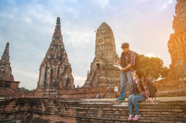 Gezgin adam ve kadın ile tapınak Ayuttaya, Tayland'da yürüyüş sırt çantası