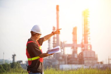 Adam mühendis Santrali'nde, Tayland