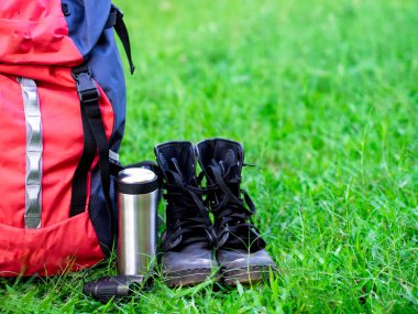 Yürüyüş seyahat dişli gözlük. Hiking botlar, Kupası, harita, dürbün öğeler içerir. Dağ kamp gezisi için açık seyahat ekipman öğeleri düz yatıyordu. Yeşil tonu 201