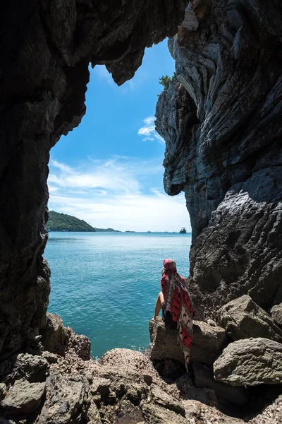 Seyahat genç kadın bir mağarada Keo Sichang, Tayland denize yakın: