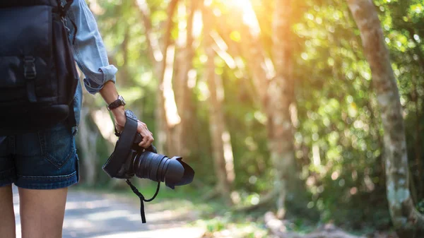 Reisende Frau hält Kamera in der Hand — Stockfoto