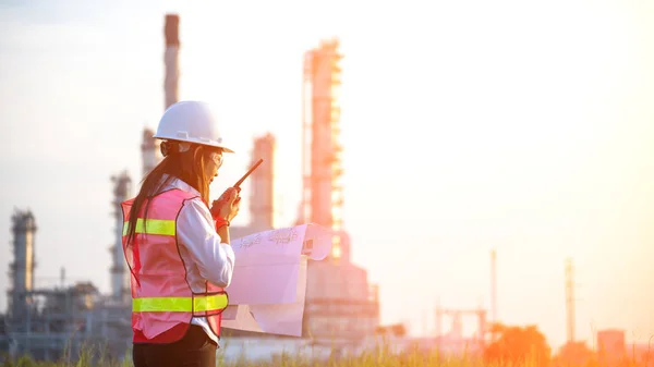 De technicus die vrouwen in elektriciteitscentrales, Thailand — Stockfoto