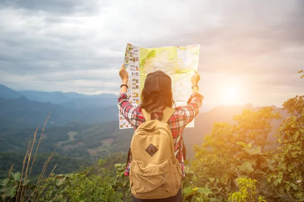 Kadınlar seyahat sırt çantası ile vahşi alanda yön bulmak için harita denetler — Stok fotoğraf