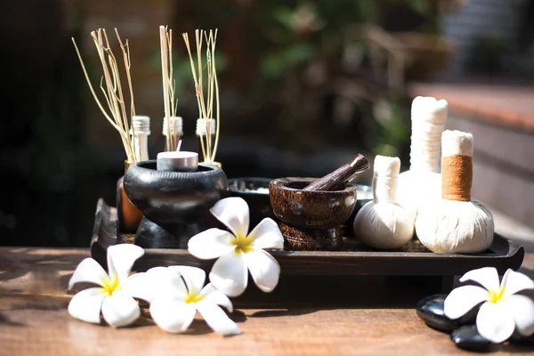 Spa Tratamentos e massagem em branco de madeira, selecione e foco suave — Fotografia de Stock