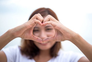 Göl kıyısında kalp şeklinde gezen çift.. 