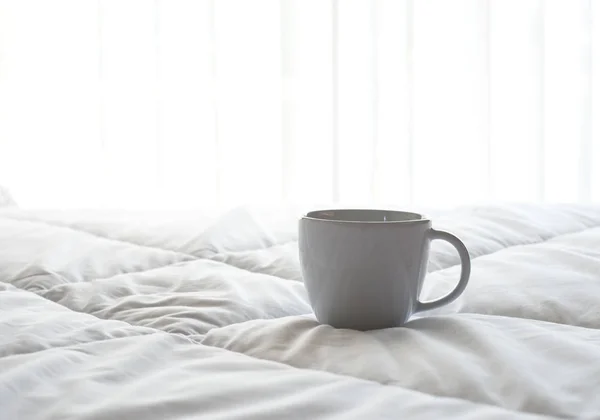 Café frais du matin sur le lit . — Photo