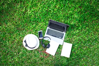 Zevk sabah, yeşil tonu 2017 parkta çim sahada müzik dinleme