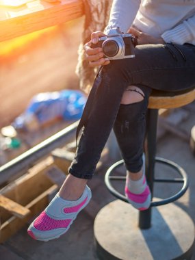 Kadın zevk onun sabah kahvesi, yumuşak ve select odak güneş ışığında açık oturma güneşte kahve içme