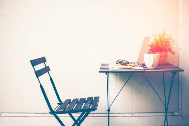 Sakin ol rahatlatıcı çalışma alanı için yazıhane iş ve laptop smartphone ile sabah kahvesi, vingage tasarımı