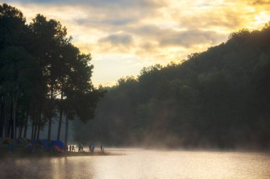 Pang Ung Gölü, Kuzey Tayland, sabah insanların geldiği için bir yer turist tatil içinde belgili tanımlık kış