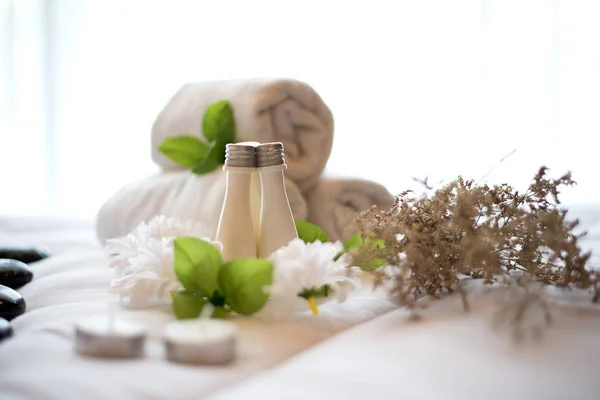 Spa treatment and product and relax spa with the bed and white flowers , Thailand. Greenery tone 2017, select focus — Stock Photo, Image