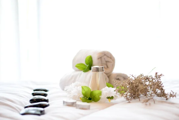 Lázeňská léčba a produkt a relax lázně s postele a bílé květy, Thajsko. Zelení tón 2017, zvolte zaměření — Stock fotografie