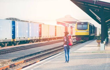 Travler Kadınlar yalnız taşıma Bagaj ve beklediği yürüme tren Demiryolu istasyonu üzerinde