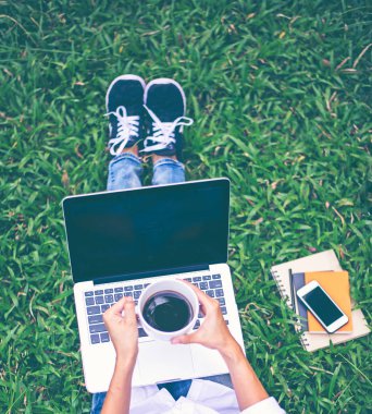 Kadınlar iş parkta labtop, sakin ol iş