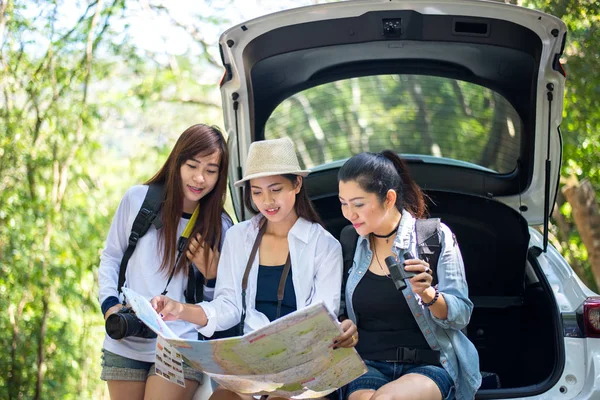Grupa podróżnik kobieta siedzi na samochód kombi — Zdjęcie stockowe
