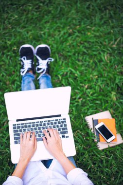 Sakin ol rahatlatıcı çalışma alanı için yazıhane iş ve laptop smartphone tasarımı 