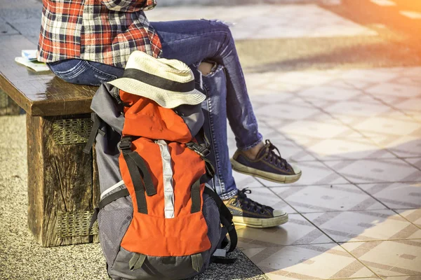 Mujeres viajeras con mochila sosteniendo mapa, esperando un tren —  Fotos de Stock