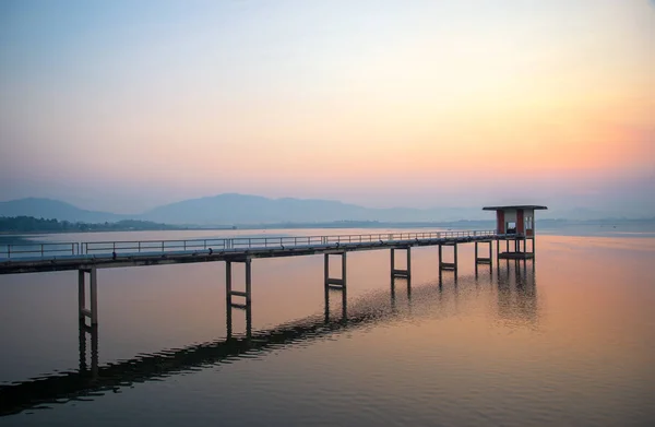 Pumpwerk im Reservoir, Bangphra, Thailand — Stockfoto