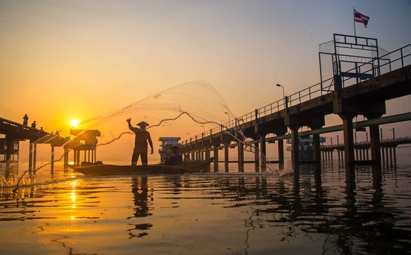 Pescador del lago Bangpra en acción cuando la pesca en la mañana del sol , — Foto de Stock