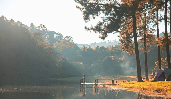 Morgon i Pang Ung sjö, norr om Thailand, är en turist plats — Stockfoto