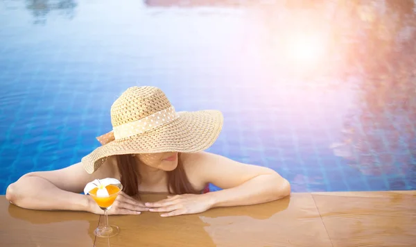 Mulher sorridente feliz com chapéu de palha na piscina — Fotografia de Stock