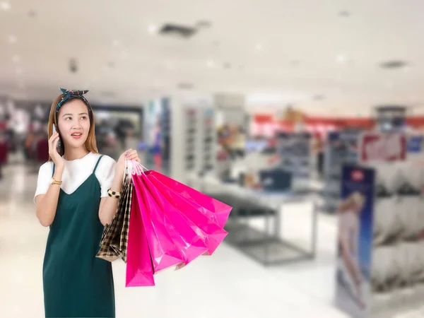 Mulher de compras segurando sacos de compras — Fotografia de Stock