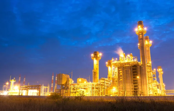 Petrokemiska fabrik i twilight — Stockfoto