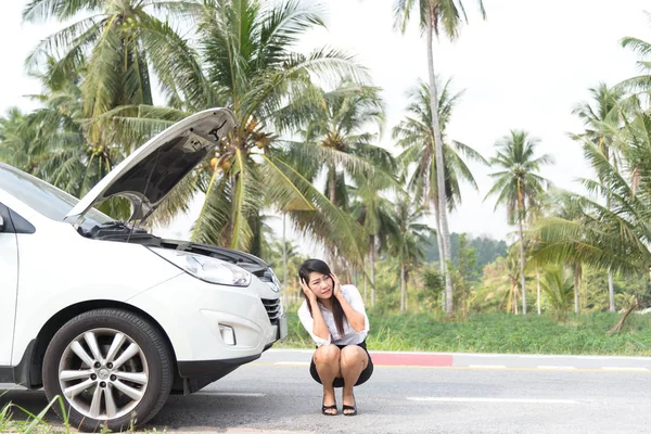 Triste mujer de negocios con un coche roto con capucha abierta — Foto de Stock