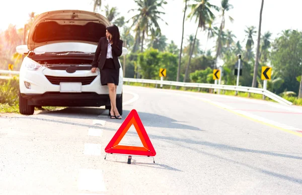 Business woman with a broken car calling for assistance — Stock Photo, Image