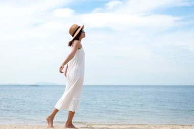 Sahilde genç kadınlar atlama ve mutlu. Seyahat ve tatil. Özgürlük kavramı