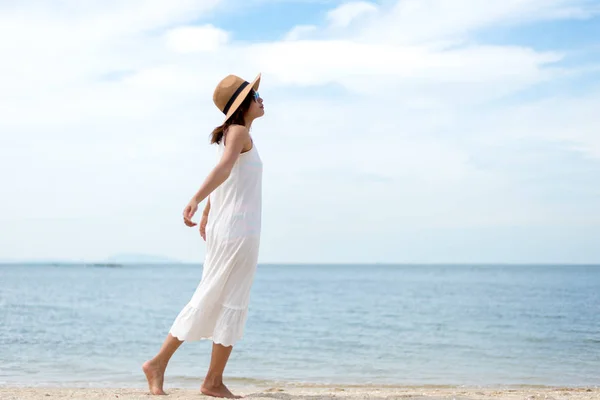 Mujeres jóvenes saltando y felices en la playa. Viajes y vacaciones. Concepto de libertad —  Fotos de Stock