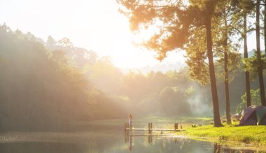 Pang Ung Gölü, Kuzey Tayland, sabah insanların geldiği için bir yer turist tatil içinde belgili tanımlık kış