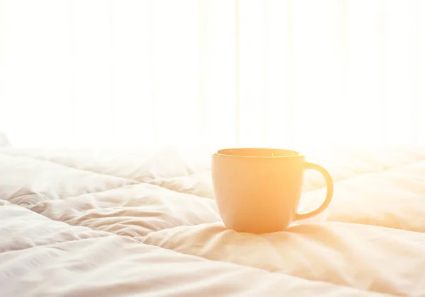 Frischer Morgenkaffee auf dem Bett. — Stockfoto