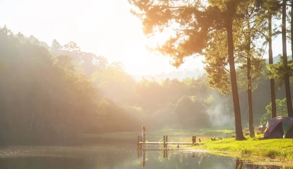 Morgon i Pang Ung sjö, norr om Thailand, är en turist plats där människor kommer till semester på vintern — Stockfoto