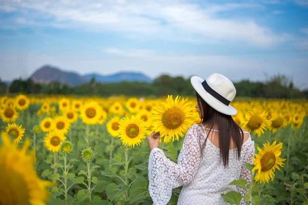 Belle fille dans le domaine des tournesols, si heureux et se détendre, sélectionner focus — Photo