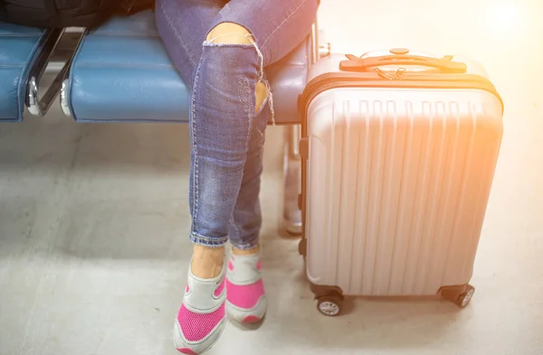 Mujer joven en el aeropuerto internacional, esperando su vuelo. Pasajera en terminal, interior . —  Fotos de Stock