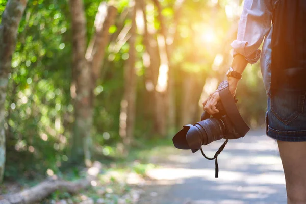 Seyahat kadın el holding kamera — Stok fotoğraf