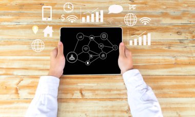 Adam el dizüstü görmek iş, teknoloji, internet ve ağ kavramı tutarak