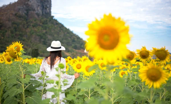 Mooi meisje op gebied van zonnebloemen, zo blij en ontspannen, selecteert u van focus — Stockfoto