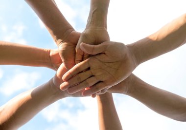 Mavi gökyüzü arka plan üzerinde eller insanlar takımı Kapat