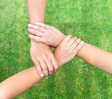 ekip çalışması kavramı. el iş adamları katıldı