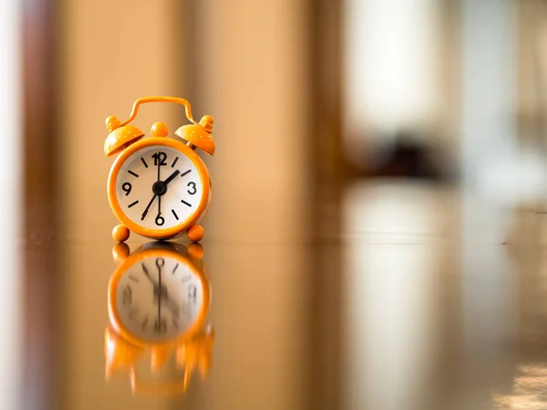 Vieille horloge orange sur la table en bois, foyer doux et sélectif — Photo