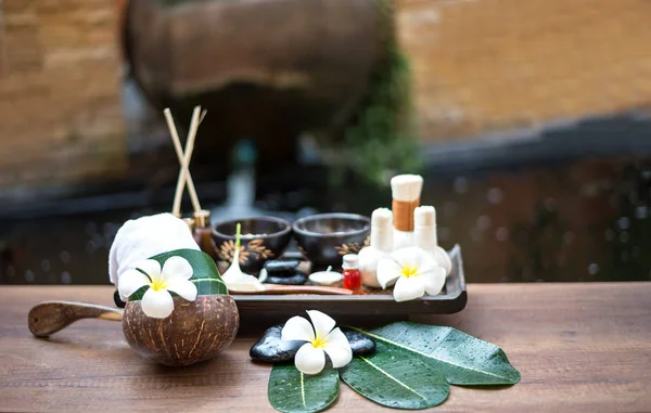 Wellness Massage Kompressen Bälle, Kräuterball und Behandlung Wellness, Thailand, Fokus auswählen — Stockfoto