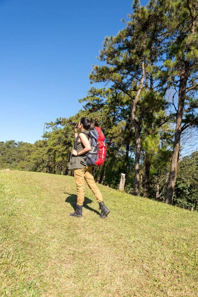 Wanderin blickt mit Fernglas auf den Berg, Hintergrund blauer Himmel, Thailand — Stockfoto